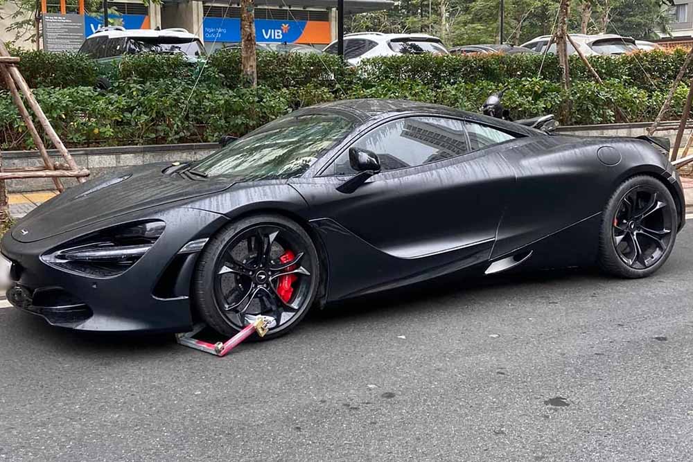The McLaren 720S supercar has a strong black paint color. Photo: Khanh Tran