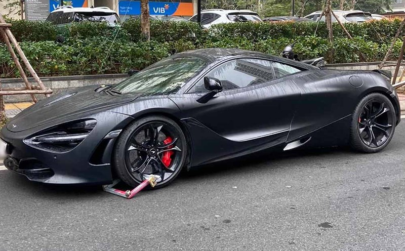 The McLaren 720S supercar has a strong black paint color. Photo: Khanh Tran