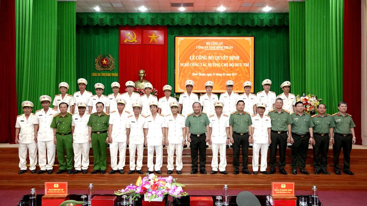 23 lanh dao cap phong, cap huyen thuoc Cong an tinh Binh Thuan nghi huu truoc han tuoi chup anh cung Ban Giam doc va cac Truong phong thuoc Cong an tinh. Anh: Nhu Y