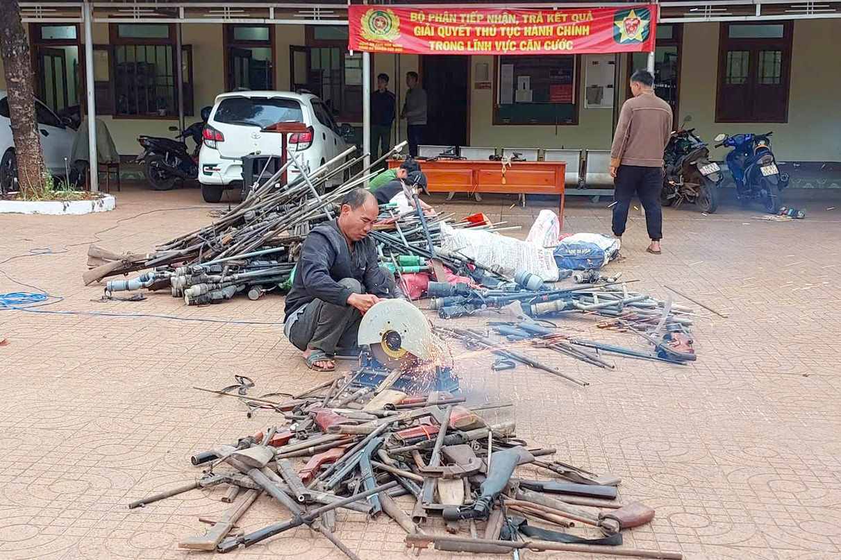 The authorities destroyed many weapons and support tools... Photo: Hong Hoa