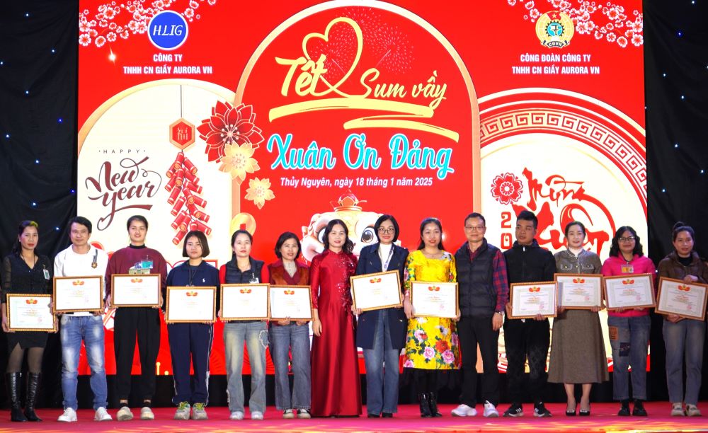 Aurora Shoe Industrial Company Limited (Hai Phong) rewards outstanding collectives and individuals. Photo: Mai Dung