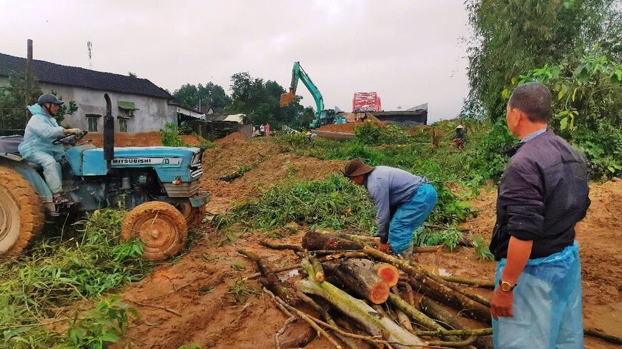 Enforced land recovery from Mr. Huynh Ngoc Khanh to hand over to the Tra Khuc 3 bridge construction unit. Photo: Vien Nguyen.