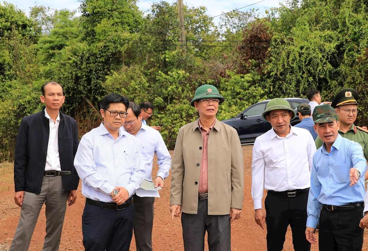Provincial Party Secretary, Head of the National Assembly Delegation of Dak Nong Province Ngo Thanh Danh inspected the Gia Nghia - Chon Thanh Expressway project on site. Photo: Phuoc Le