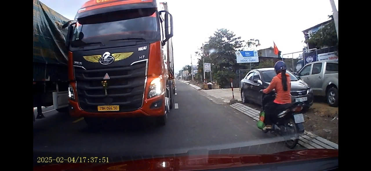 The authorities have fined the driver who drove in the wrong lane, causing traffic congestion. Photo: Huu Long