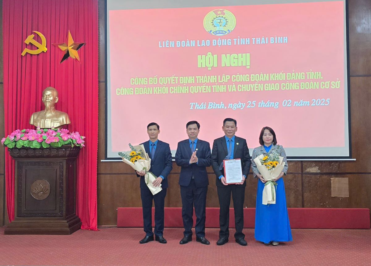 Mr. Bui Xuan Vinh - Chairman of the Thai Binh Provincial Federation of Labor presented the decision and presented flowers to congratulate the leaders of the Provincial Government Trade Union. Photo: Trung Du