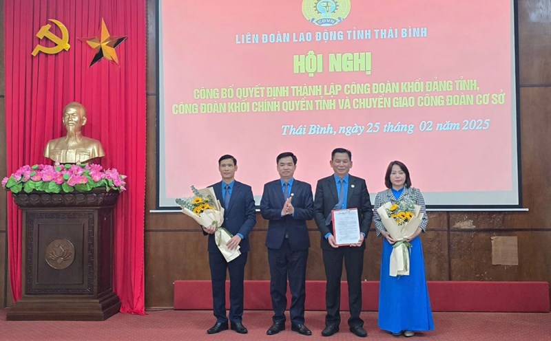 Mr. Bui Xuan Vinh - Chairman of the Thai Binh Provincial Federation of Labor presented the decision and presented flowers to congratulate the leaders of the Provincial Government Trade Union. Photo: Trung Du