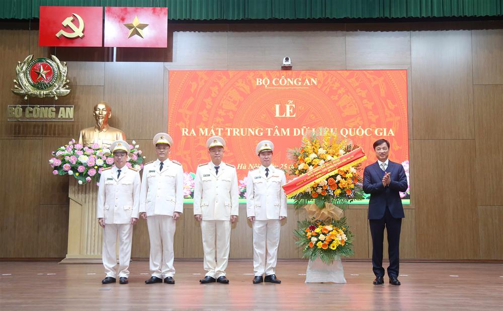Member of the Politburo, Secretary of the Party Central Committee, Chairman of the Central Inspection Committee Nguyen Duy Ngoc presented flowers to congratulate the Board of Directors of the National Data Center. Photo: Ministry of Public Security