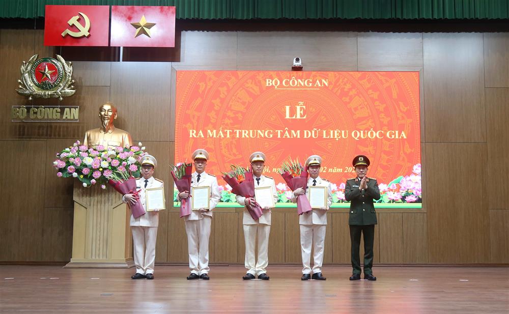 Minister of Public Security Luong Tam Quang presented the Decision on the transfer and appointment of personnel in the National Data Center Board of Directors. Photo: Ministry of Public Security