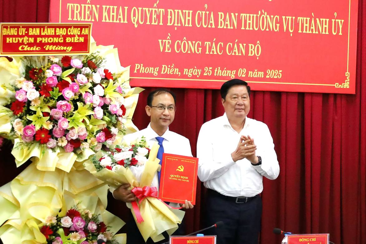 Ong Pham Van Hieu – Pho Bi thu Thuong truc Thanh uy, Chu tich HDND TP Can Tho trao Quyet dinh va hoa chuc mung ong Nguyen Trung Nghia. Anh: Ta Quang