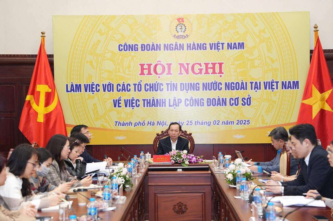 Mr. Dao Minh Tu - Permanent Deputy Governor of the State Bank, Chairman of the Vietnam Banking Trade Union chaired a working session with foreign credit institutions in Vietnam on the establishment of grassroots trade unions. Photo: Hoang Giap