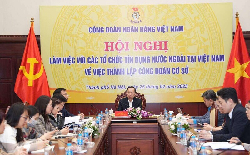 Mr. Dao Minh Tu - Permanent Deputy Governor of the State Bank, Chairman of the Vietnam Banking Trade Union chaired a working session with foreign credit institutions in Vietnam on the establishment of grassroots trade unions. Photo: Hoang Giap