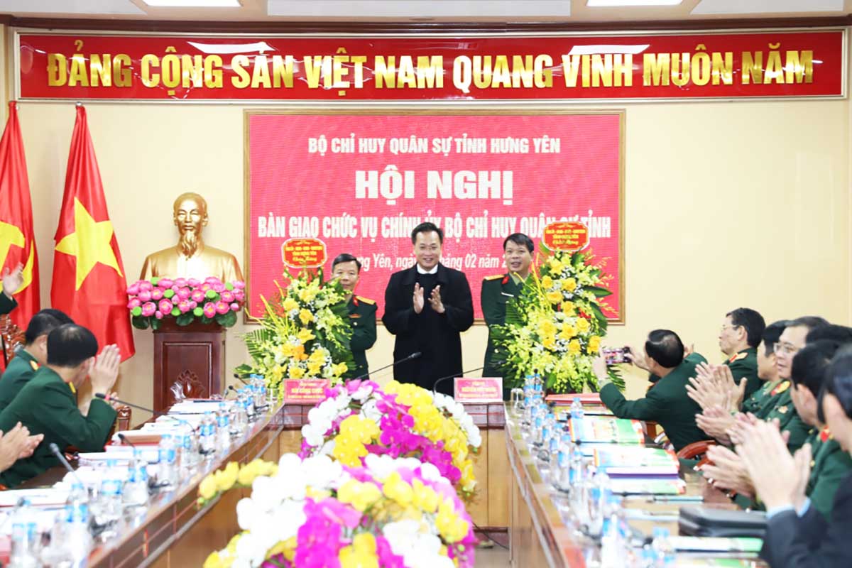 Dong chi Nguyen Huu Nghia, Uy vien BCH Trung uong Dang, Bi thu Tinh uy, Bi thu Dang uy Quan su tinh tang hoa chuc mung Dai ta Doan Huy Thai va Dai ta Vu Trong Thoan. Anh: VGP.