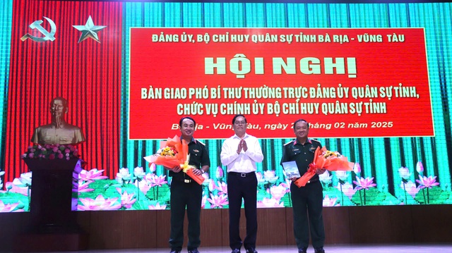 Lanh dao tinh Ba Ria - Vung Tau chuc mung cac dong chi nhan chuc vu moi.