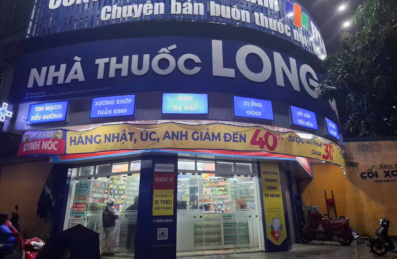 Nhà thuốc Long Châu ở địa chỉ 184 Nguyễn Công Trứ, TP. Hà Tĩnh nơi nữ nhân viên bị hành hung. Ảnh: Trần Tuấn.