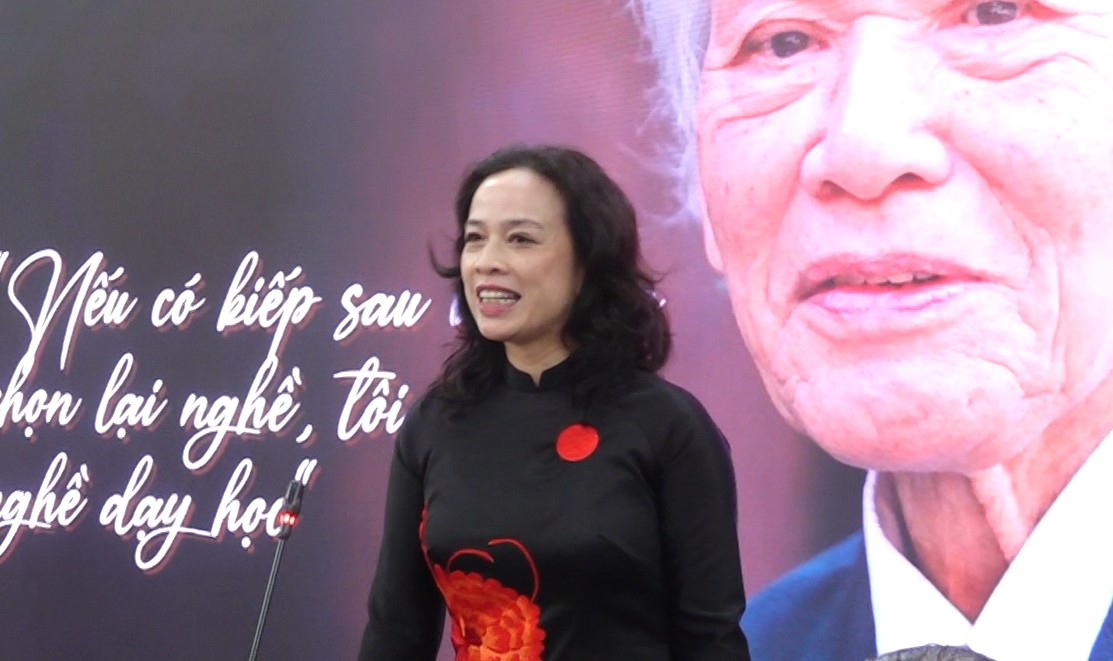 The daughter-in-law of Prof. Dr. Dinh Xuan Lam shared at the seminar on the occasion of his 100th birthday. Photo: Hoang Hue