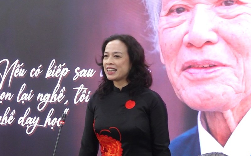 The daughter-in-law of Prof. Dr. Dinh Xuan Lam shared at the seminar on the occasion of his 100th birthday. Photo: Hoang Hue