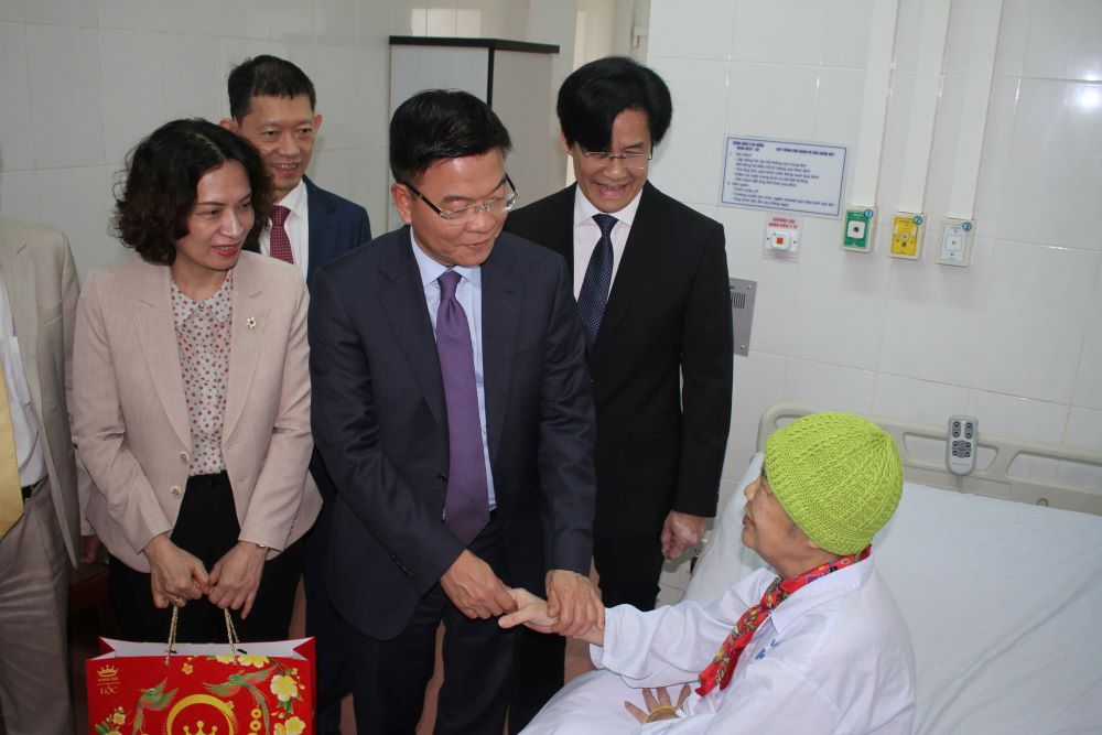 Deputy Prime Minister Le Thanh Long visited and presented gifts to patients being treated at Da Nang C Hospital. Photo: Tran Thi