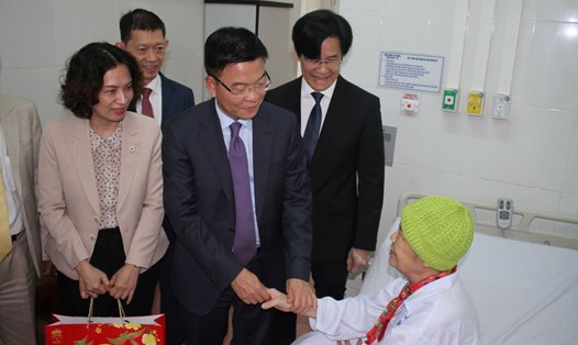 Phó Thủ tướng Chính phủ Lê Thành Long thăm và tặng quà cho bệnh nhân đang điều trị tại Bệnh viện C Đà Nẵng. Ảnh: Trần Thi