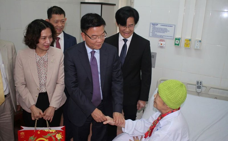 Deputy Prime Minister Le Thanh Long visited and presented gifts to patients being treated at Da Nang C Hospital. Photo: Tran Thi