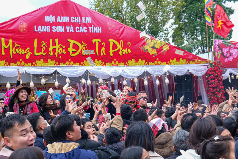 Lạng Sơn thu gần nghìn tỉ đồng từ hội Kỳ Cùng - Tả Phủ