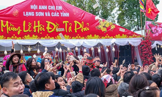 Người dân nô nức chơi hội Kỳ Cùng - Tả Phủ, Lạng Sơn. Ảnh: Khánh Linh