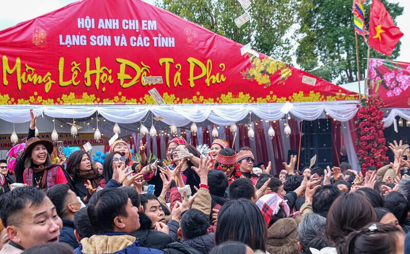 People eagerly play the Ky Cung - Ta Phu festival in Lang Son. Photo: Khanh Linh