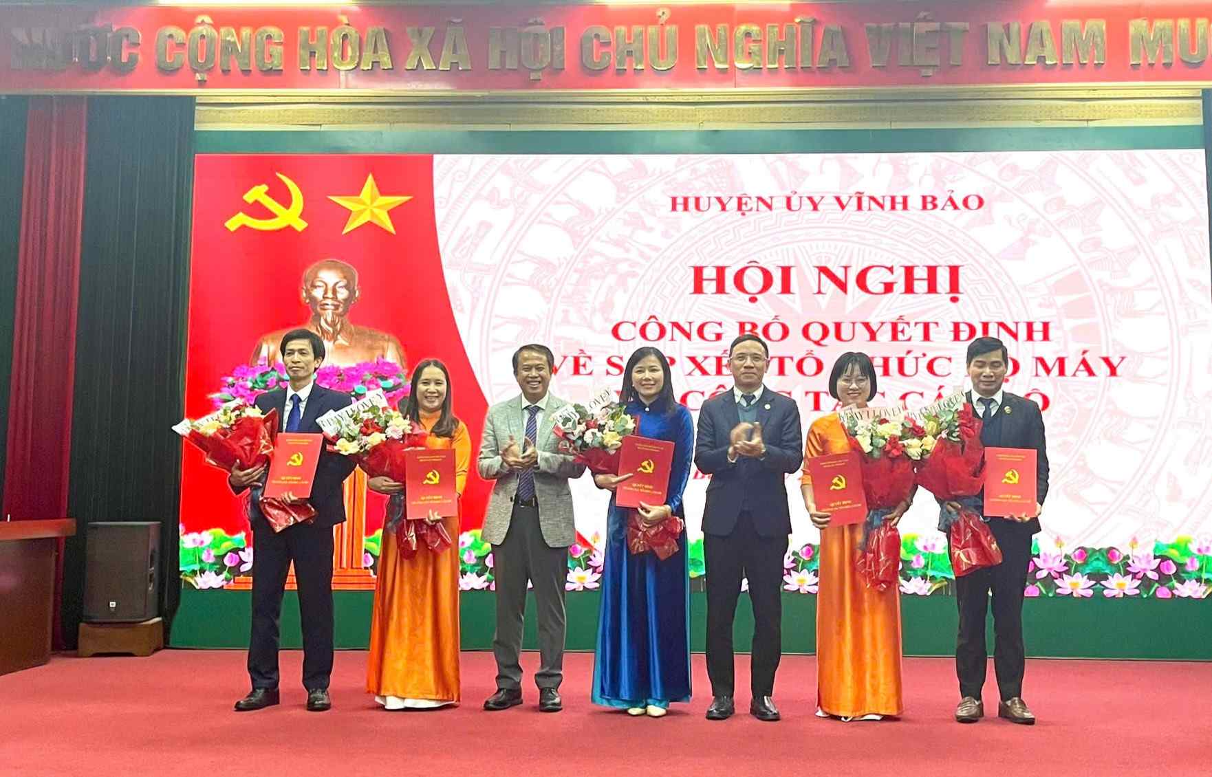 Vinh Bao District Party Committee, Hai Phong presented the decision on the organization of the apparatus and personnel work of the District Party Committee's Propaganda and Mass Mobilization Department. Photo: Vinh Bao District Portal