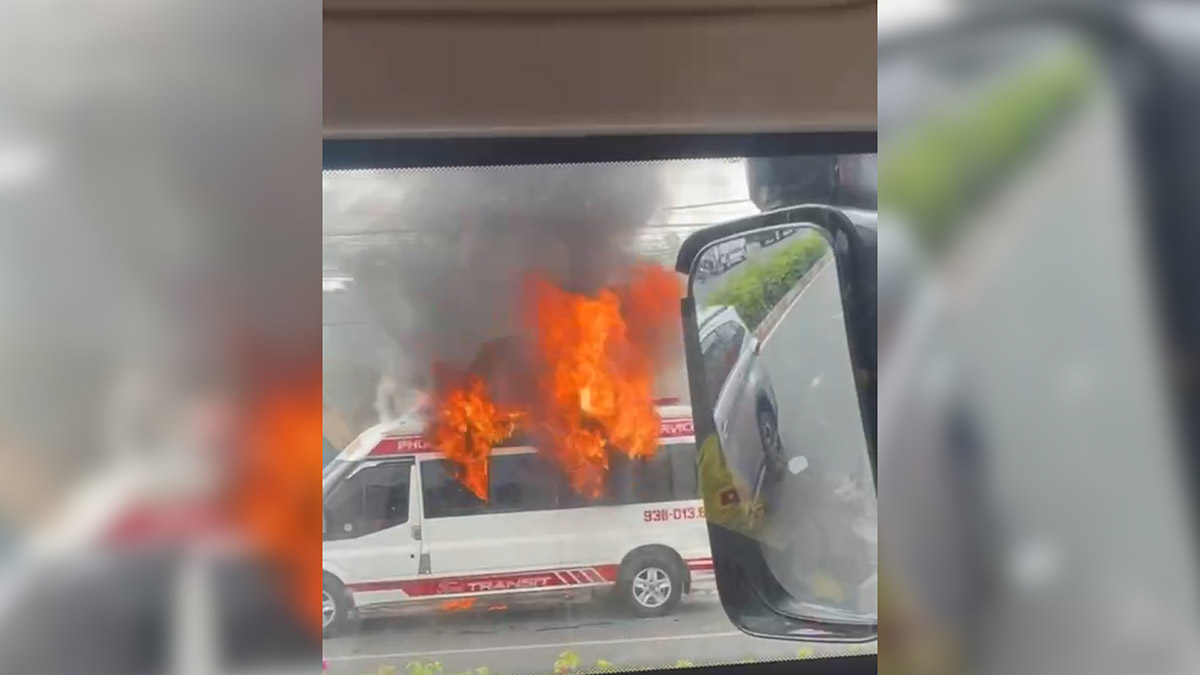 The emergency vehicle caught fire, the patient broke the water intake to escape.