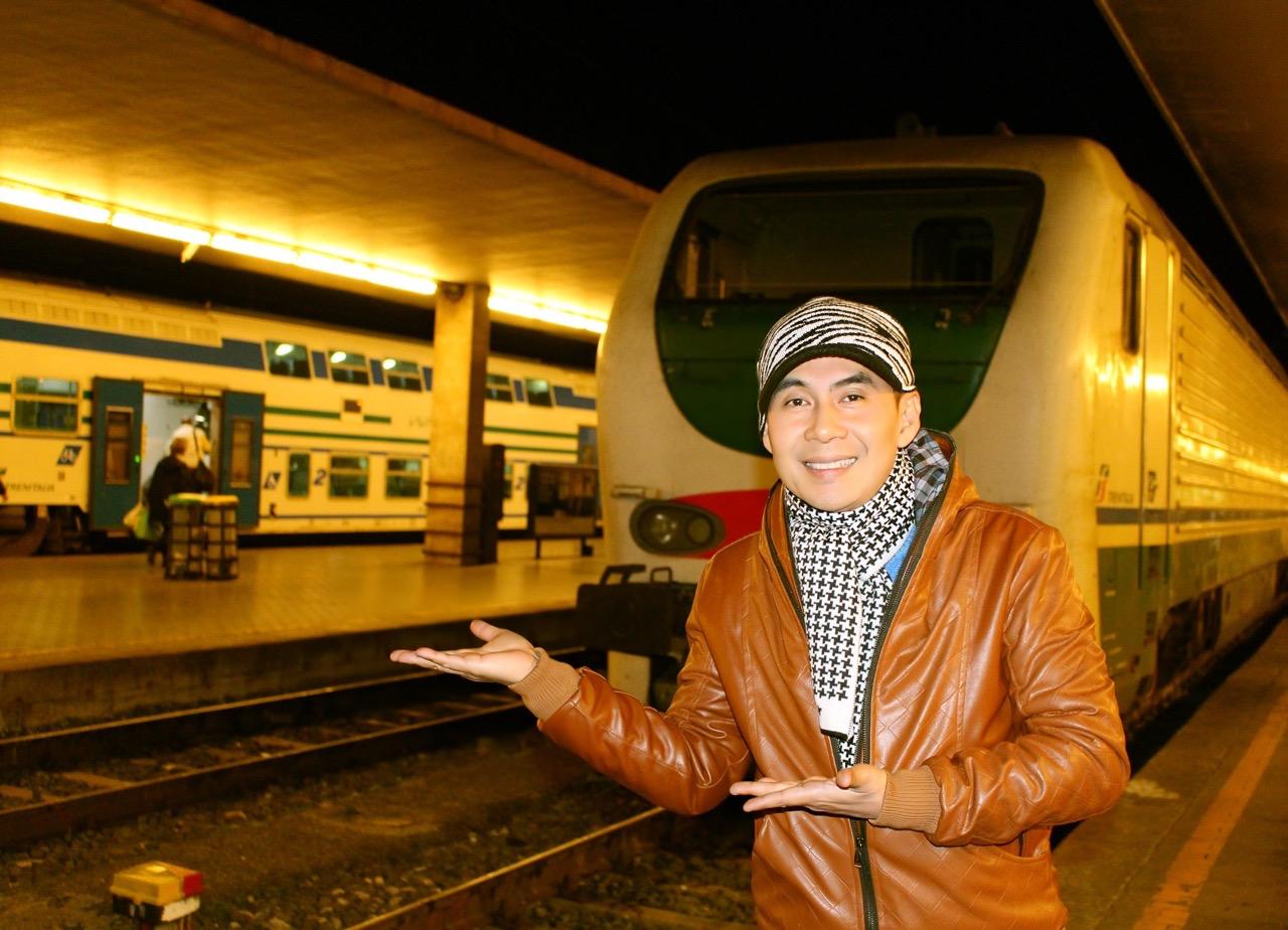 Singer Doan Truong on his trip to Europe. Photo: Provided by the character.