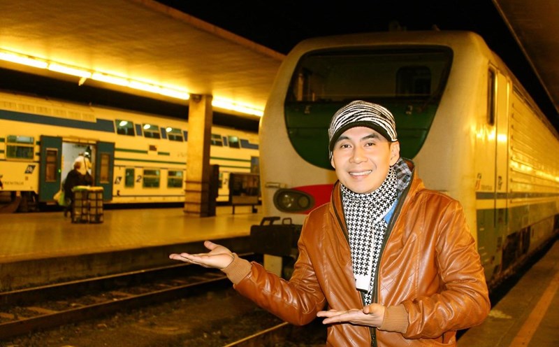 Singer Doan Truong on his trip to Europe. Photo: Provided by the character.