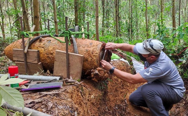 A bomb was discovered in Quang Binh. Photo: MAG Project.