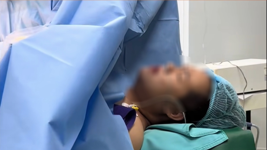 The mother gave birth and sang "Mother's Diary". Photo: Cut from video
