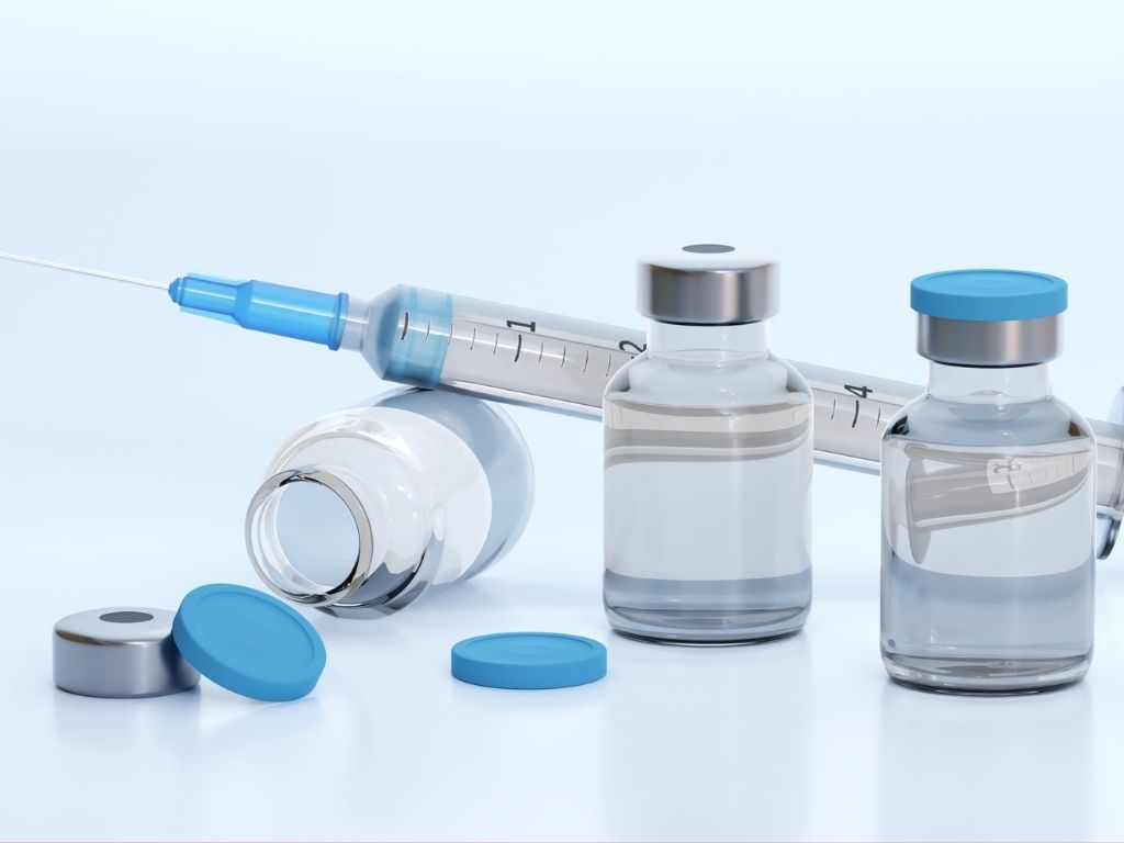 Regarding the incident of a newborn baby dying after being vaccinated against syphilis, the Ministry of Health requested the Department of Health of Ca Mau to verify whether the practitioner had professional errors or not. Graphics: Huong Giang