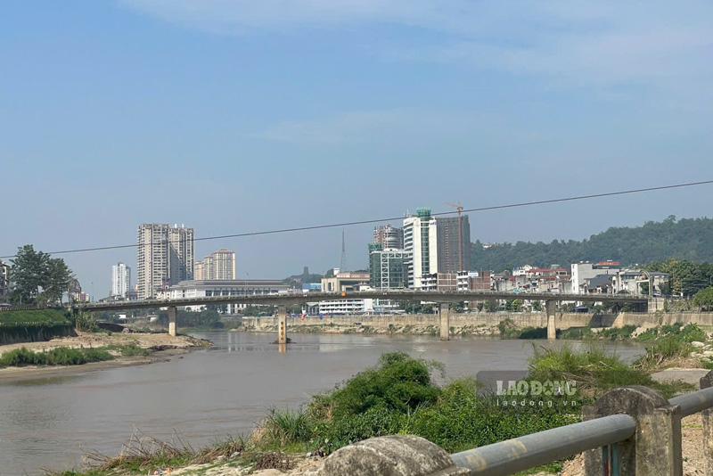 Coc Leu Bridge crosses the Red River in Lao Cai. Photo: Dinh Dai