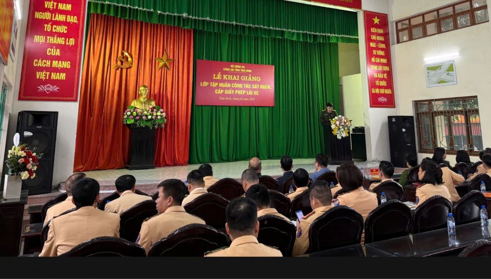 Officers and soldiers of Thai Binh Traffic Police attended a training course on testing and granting driving licenses. Photo: Nam Hong