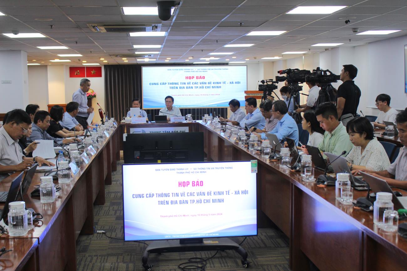 A regular press conference on economic and social issues was held at the Ho Chi Minh City Press Center. Photo: Thanh Nhan