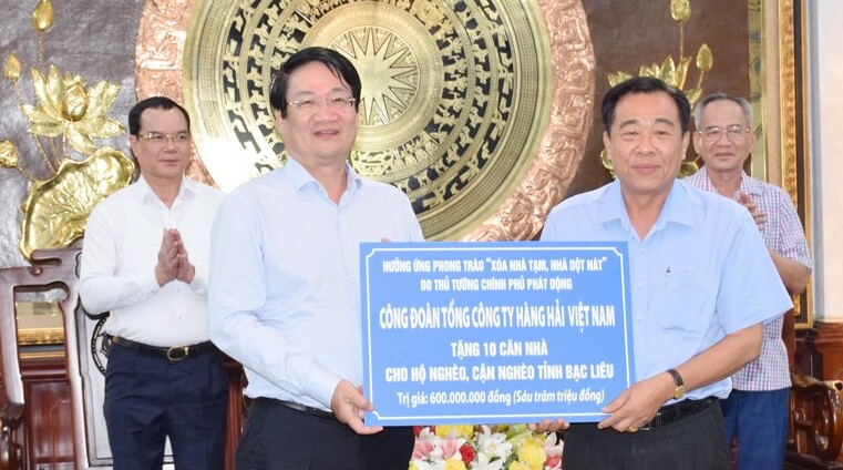 President of the Vietnam General Confederation of Labor Nguyen Dinh Khang and Secretary of the Bac Lieu Provincial Party Committee Lu Van Hung witnessed the presentation of the symbolic board of the sponsor to Bac Lieu province. Photo: Nhat Ho