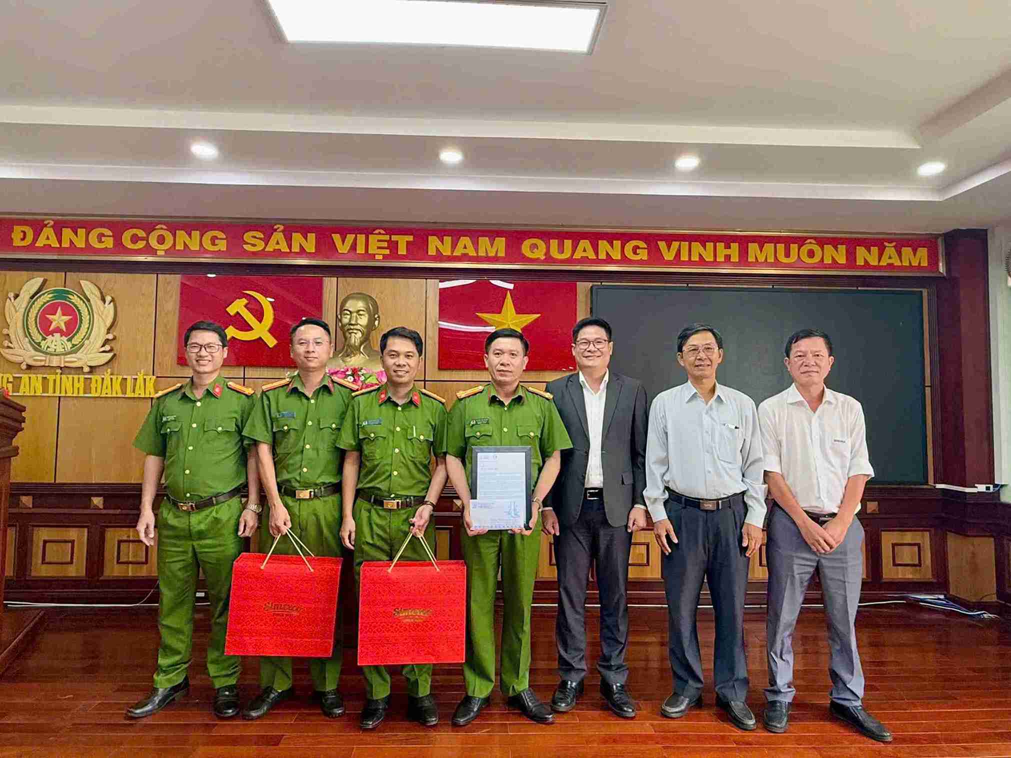 Leaders of Buon Ma Thuot Coffee Association and Simexco Daklak Company visited the Economic Police Department, Dak Lak Provincial Police. Photo: Bao Trung