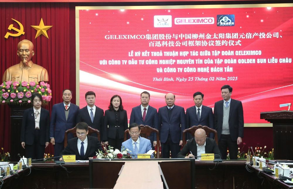 Leaders of Thai Binh province and major industrialists Lẽ signed a cooperation agreement to build an auto parts factory in Thai Binh province between Geleximco Group and Nguyen Tin Industrial Investment Company Limited. Photo: Nam Hong
