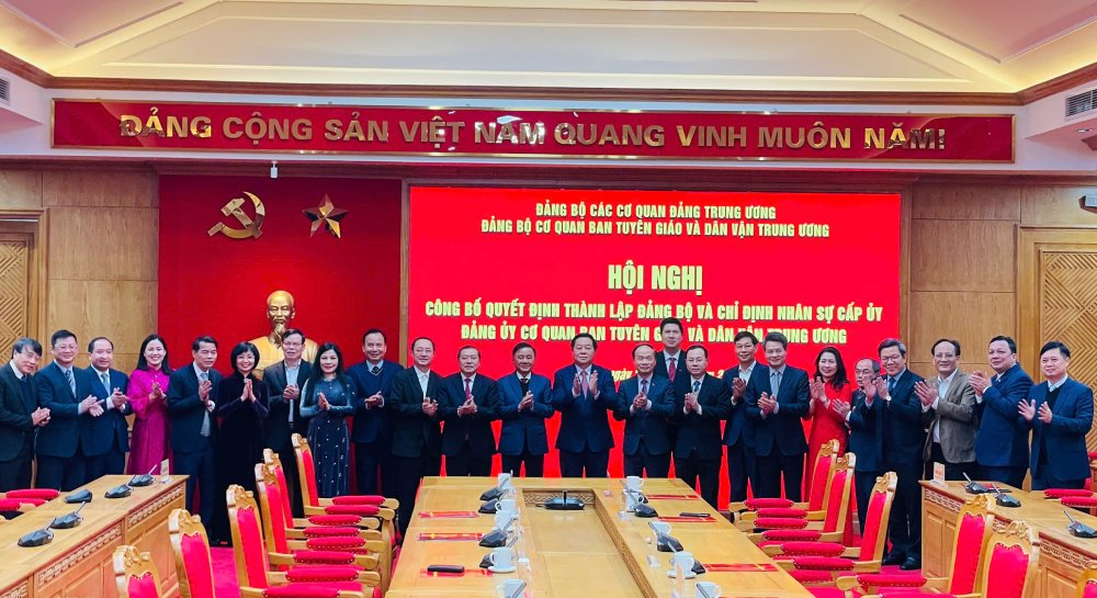 Standing member of the Secretariat Tran Cam Tu, Head of the Central Propaganda and Mass Mobilization Commission Nguyen Trong Nghia and delegates at the conference. Photo: Pham Cuong