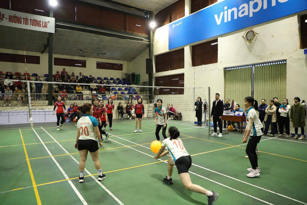 Exciting volleyball tournament for workers in Hoa Binh city. Photo: Minh Nguyen