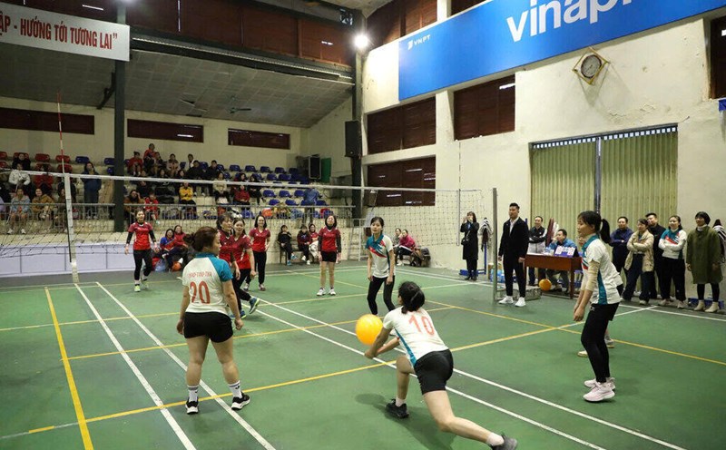 Exciting volleyball tournament for workers in Hoa Binh city. Photo: Minh Nguyen