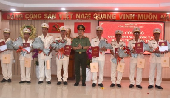 Giam doc Cong an tinh Bac Lieu trao quyet dinh, tang hoa cho cac dong chi pho phong nghi huu truoc tuoi. Anh: Cong an cung cap