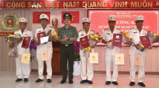 The Director of Bac Lieu Provincial Police presented the decision to present flowers to 5 levels of Department Heads who retire early. Photo: Provided by the police