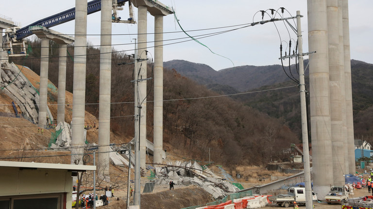 Scene of the bridge collapse in South Korea. Photo: Xinhua