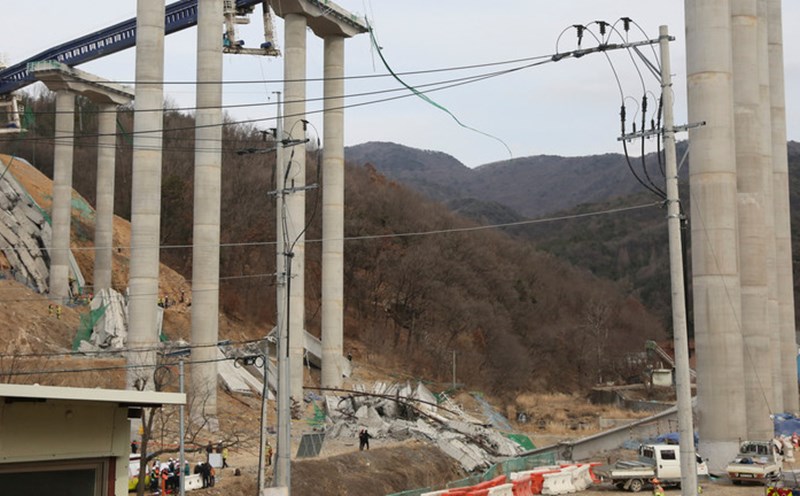 Scene of the bridge collapse in South Korea. Photo: Xinhua