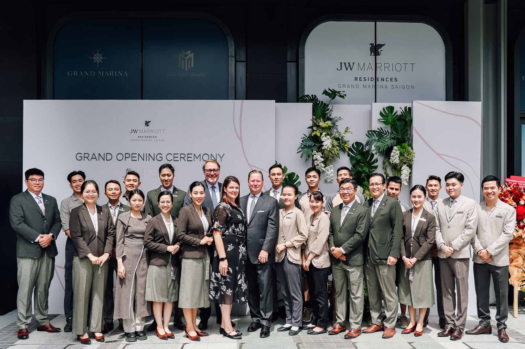 Ban lanh dao Marriott International cung doi ngu nhan vien JW Marriott tai toa Sea.