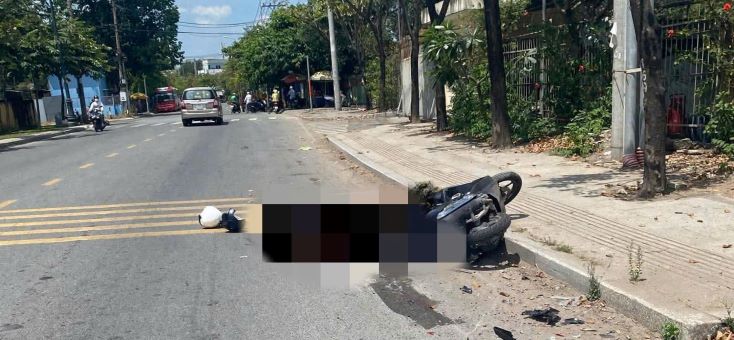 Hien truong vu va cham giua xe may va xe container khien nam sinh vien tu vong tai cho o TP Thu Duc. Anh: Dong Hoang
