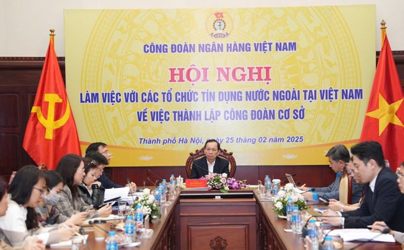 Working session of the Vietnam Bank Trade Union with foreign credit institutions in Vietnam on the establishment of grassroots trade unions. Photo: Hoang Minh Giap