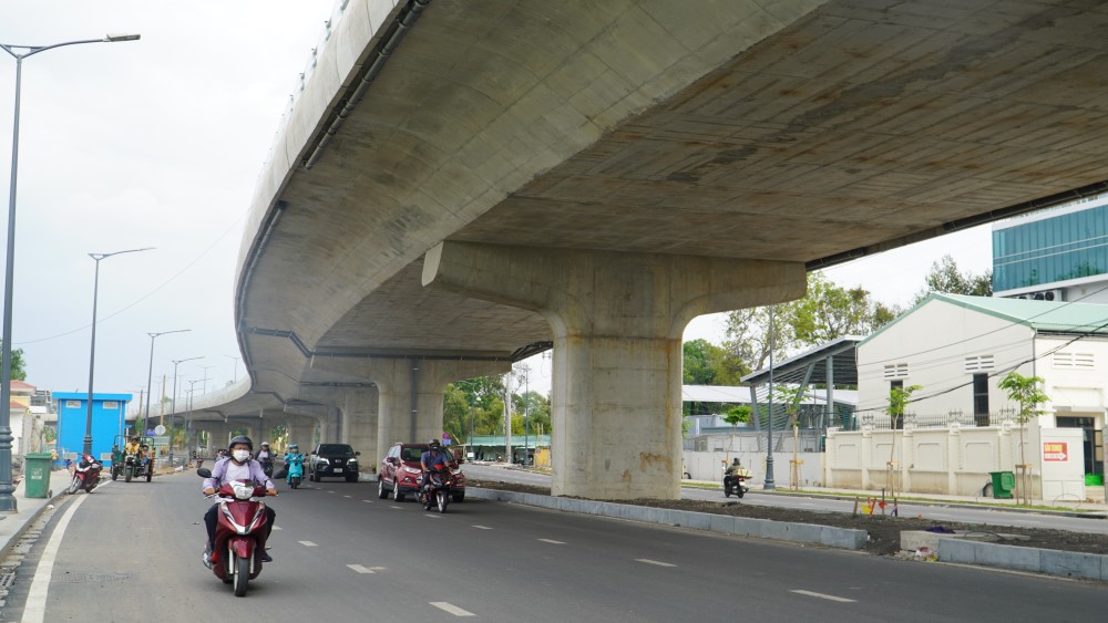   Den nay, du an hoan thanh dua vao khai thac tam doan dai 1,25 km (tu ham chui duong Phan Thuc Duyen den duong Hoang Hoa Tham) va cau vuot 4 lan xe truoc nha ga T3 da duoc xay dung xong. Ảnh: Anh Tu